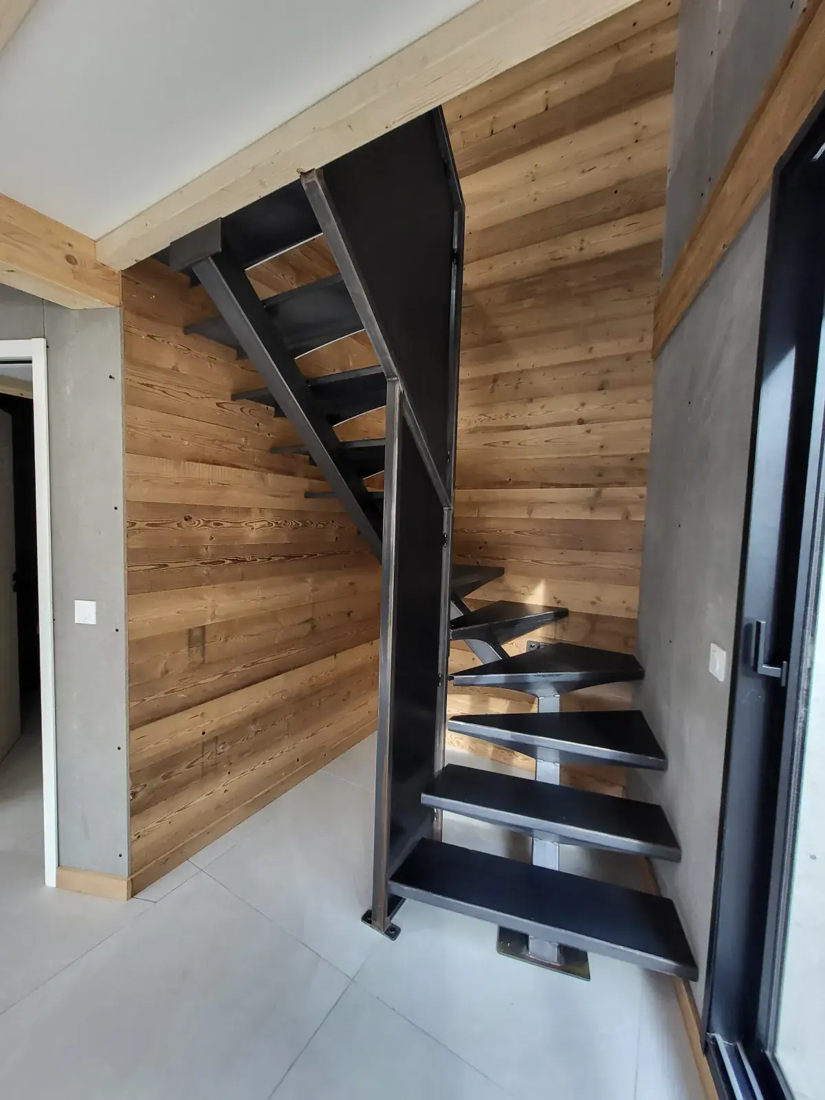 Escalier — acier brut sur mesure, réalisation Rhénium Habitat